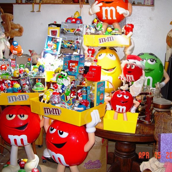 M&M RED CHARACTER DISPLAY WITH TRAY NEW IN THE BOX - Picture 5 of 6